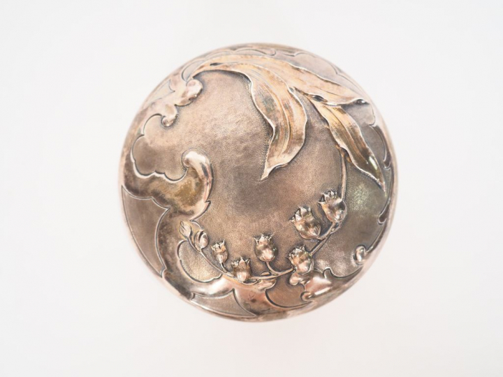 Bonbonnière Art Nouveau en cristal et argent, poinçon Minerve, à décor