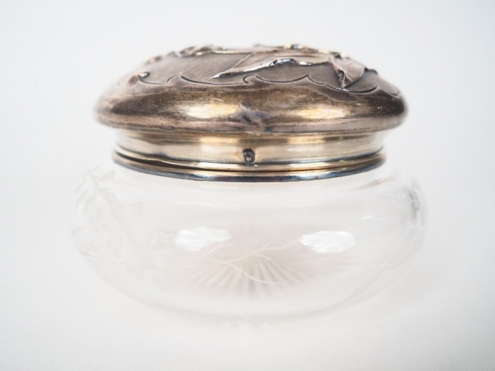Bonbonnière Art Nouveau en cristal et argent, poinçon Minerve, à décor