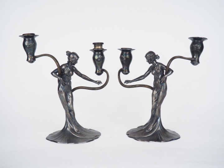 Paire de bougeoirs Art Nouveau en étain, en forme de jeune fille prése