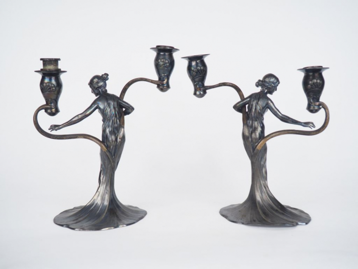 Paire de bougeoirs Art Nouveau en étain, en forme de jeune fille prése