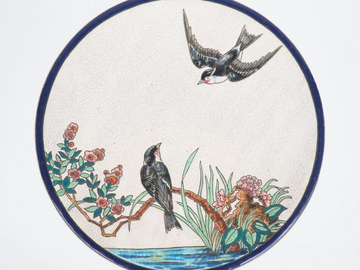 LONGWY.  Coupe Art déco en émaux polychromes à décor d’hirondelles, d'