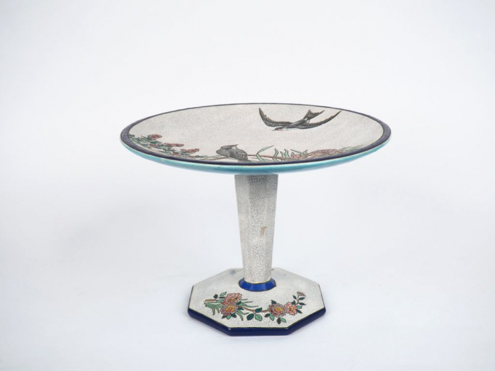 LONGWY.  Coupe Art déco en émaux polychromes à décor d’hirondelles, d'