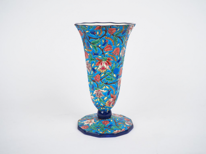 LONGWY.  Vase cornet Art Déco en émaux polychromes à décor de fleurs. 