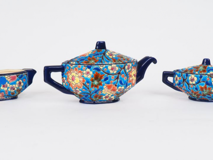 LONGWY.  Service trois pièces Art déco en faïence et émaux polychromes