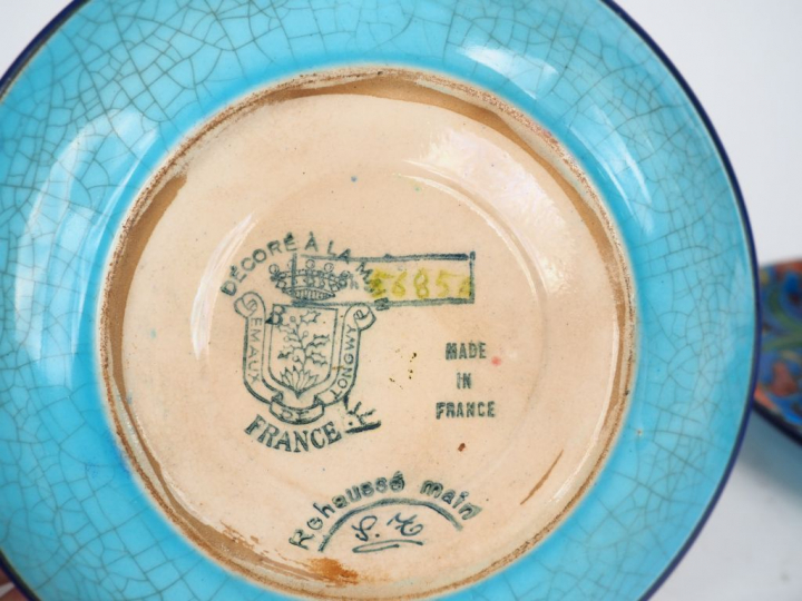 LONGWY.  Paire de tasses et sous-tasses en émaux polychromes à décor d