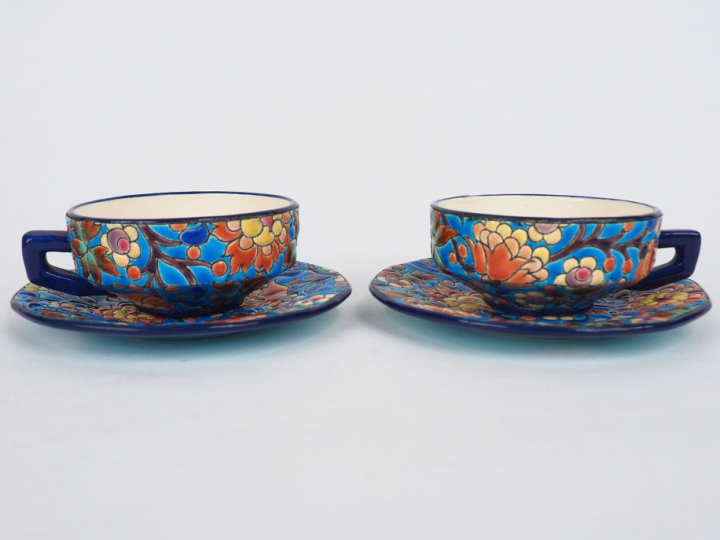 LONGWY.  Paire de tasses et sous tasses en émaux polychromes à décor d
