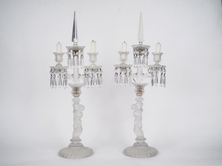 BACCARAT.  Paire de candélabres en cristal éclairant à trois lumières 