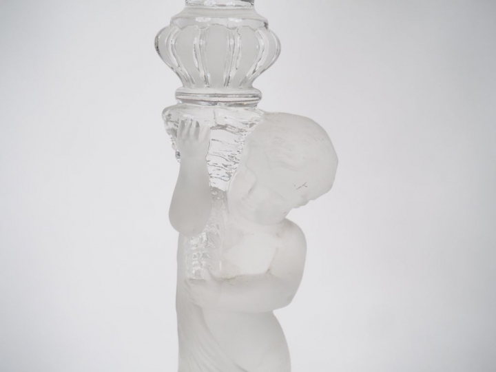 BACCARAT.  Paire de candélabres en cristal éclairant à trois lumières 