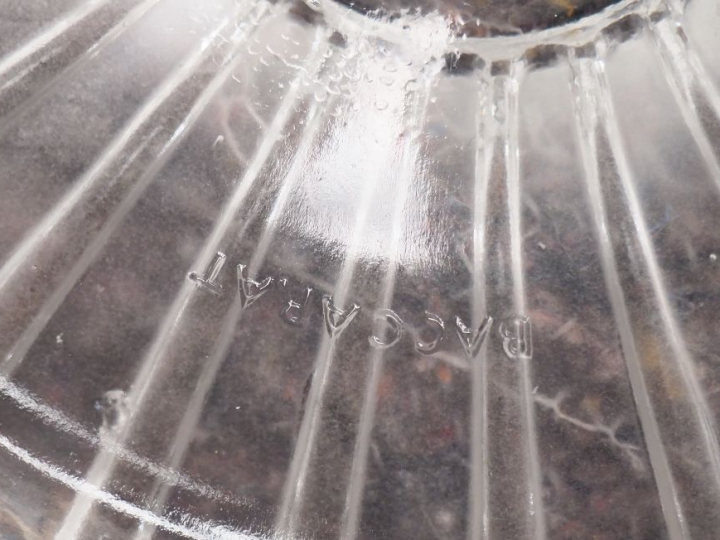 BACCARAT.  Paire de candélabres en cristal éclairant à trois lumières 