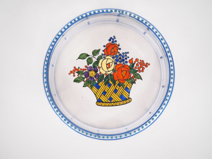 BACCARAT.  Boite en cristal à décor émaillé de corbeille de fleurs.