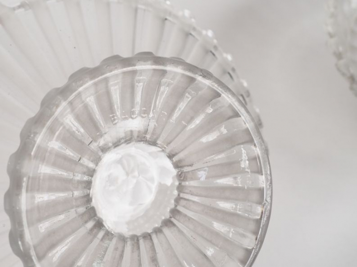 BACCARAT.  Paire de compotiers sur piédouche en cristal à décor de can