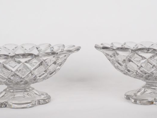BACCARAT.  Paire de compotiers en cristal à décor de croisillons, sign