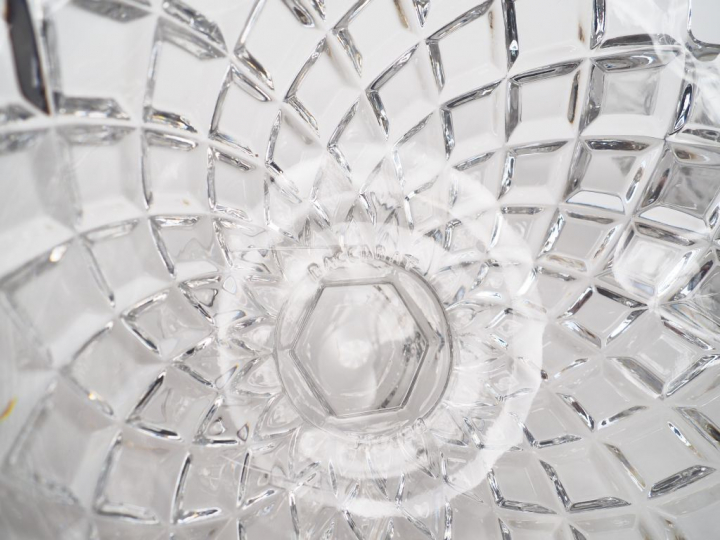 BACCARAT.  Paire de compotiers en cristal à décor de croisillons, sign