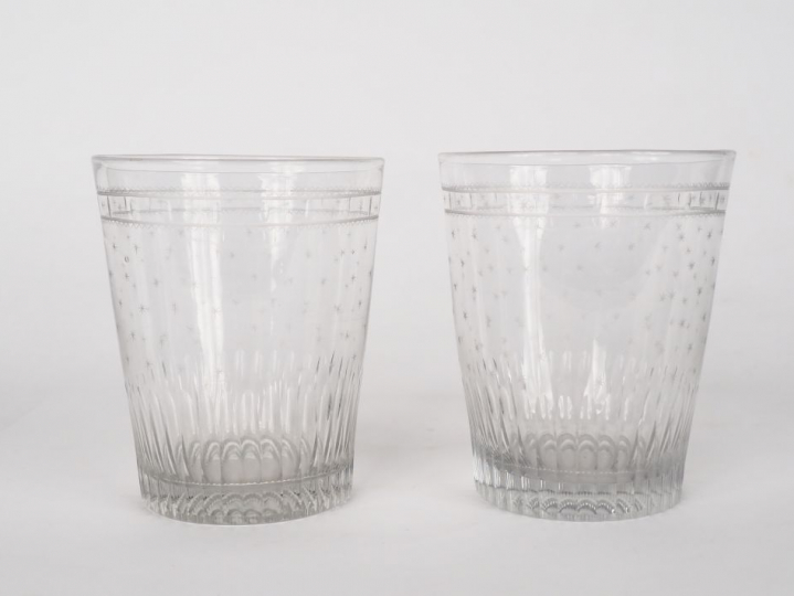 Paire de grands verres mazagrans Napoléon III en cristal gravé, à déco