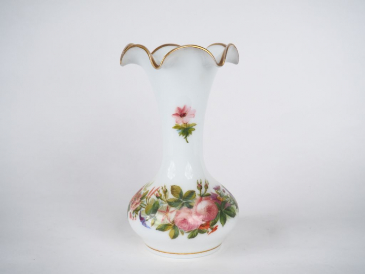 Vase Restauration en opaline blanche, à décor de guirlandes de fleurs 