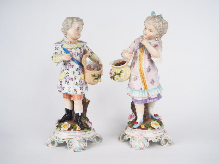 Paire de grands sujets 1900 en porcelaine polychrome de Saxe figurant 