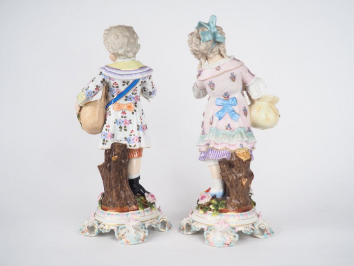 Paire de grands sujets 1900 en porcelaine polychrome de Saxe figurant 