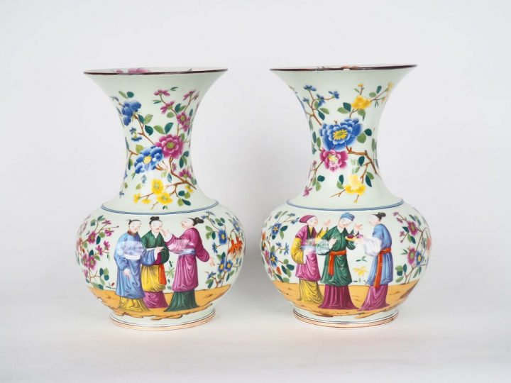 Paire de vases Napoléon III en porcelaine de Bayeux, à décor polychrom