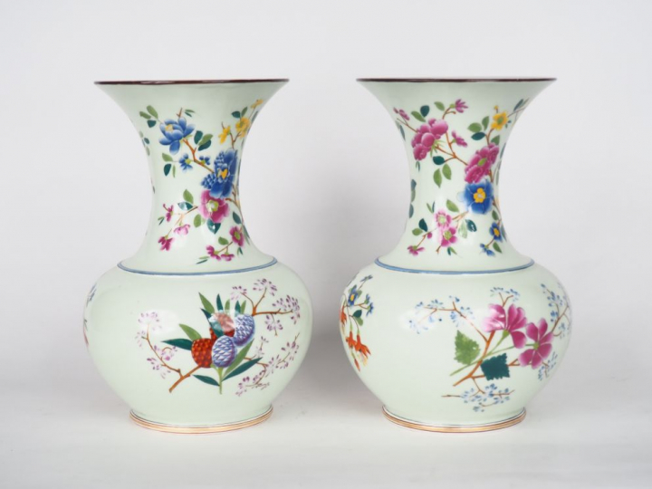 Paire de vases Napoléon III en porcelaine de Bayeux, à décor polychrom