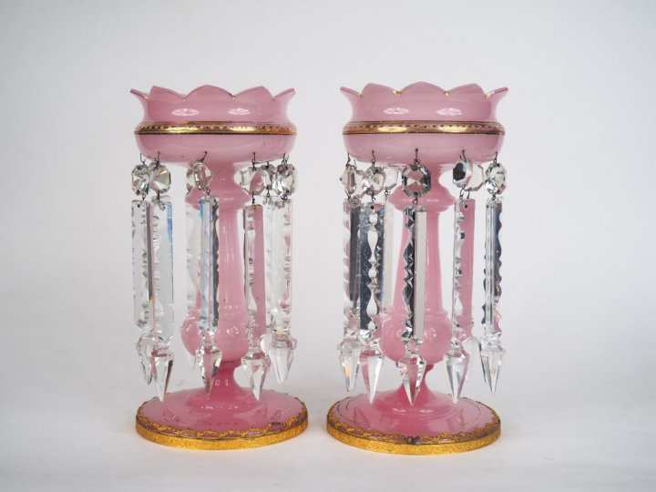 	Paire de porte ananas Restauration en opaline rose dite « gorge de pi