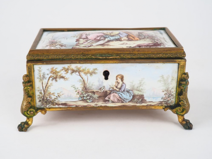 	Coffret à bijoux Napoléon III de style Louis XVI en émail polychrome,