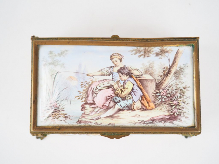 	Coffret à bijoux Napoléon III de style Louis XVI en émail polychrome,