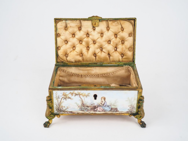 	Coffret à bijoux Napoléon III de style Louis XVI en émail polychrome,