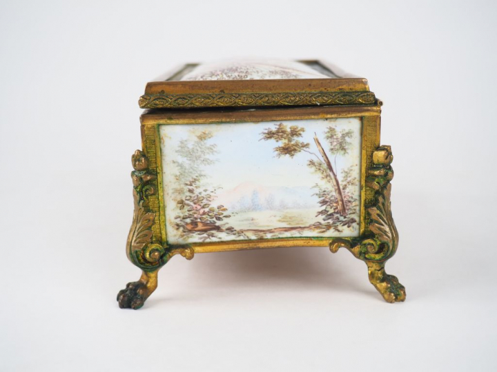	Coffret à bijoux Napoléon III de style Louis XVI en émail polychrome,
