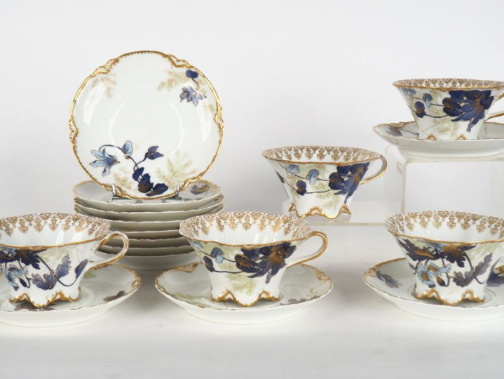 	HAVILAND à Limoges : 12 tasses et sous tasses en porcelaine à décor d