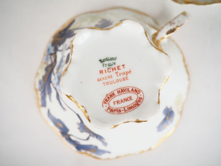 	HAVILAND à Limoges : 12 tasses et sous tasses en porcelaine à décor d