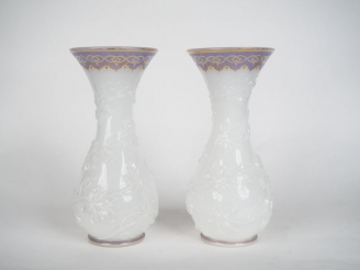 Vente aux enchères Paire de vases Restauration en opaline à décor en relief de pampres et