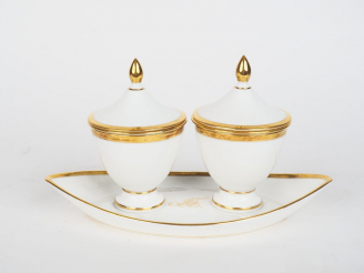 Vente aux enchères Saucière Empire en porcelaine de Paris, à deux pots couverts à décor d