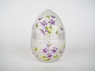 Vente aux enchères 	Boite 1900 en verre émaillé, à décor polychrome de violettes. H. 19 c