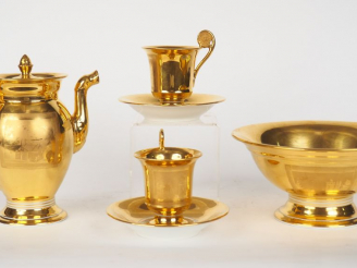 Vente aux enchères Service à café XIXème en porcelaine dorée à décor gravé en mat dans un
