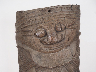 Vente aux enchères Applique de porte de case Kanak jöpwö, Nouvelle Calédonie. Bois dur à 
