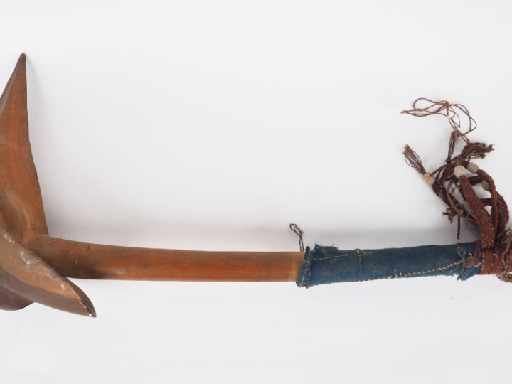 Casse-tête Kanak, Nouvelle Calédonie Bois dur à patine miel, fibres vé