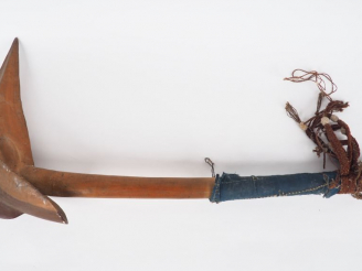 Vente aux enchères Casse-tête Kanak, Nouvelle Calédonie Bois dur à patine miel, fibres vé