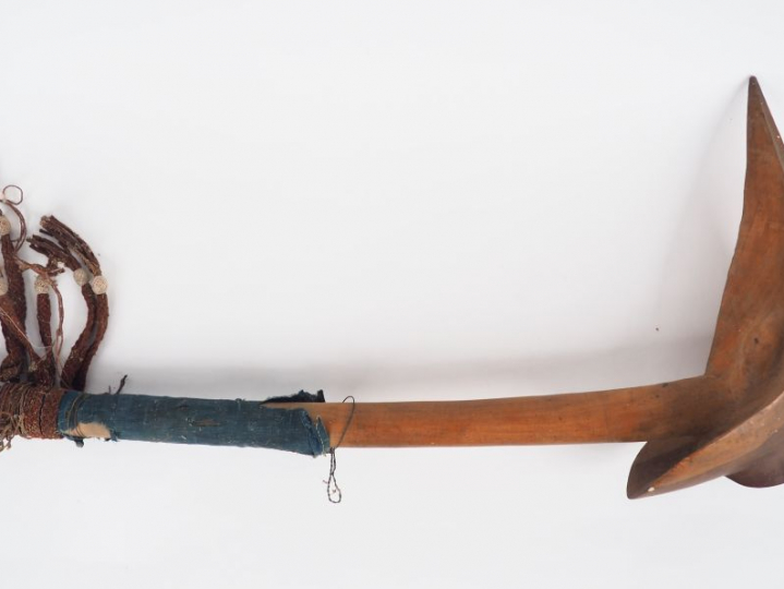 Casse-tête Kanak, Nouvelle Calédonie Bois dur à patine miel, fibres vé