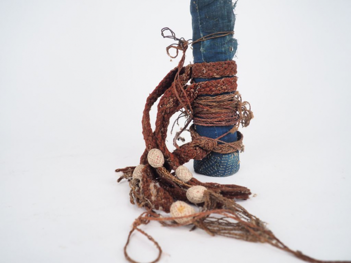 Casse-tête Kanak, Nouvelle Calédonie Bois dur à patine miel, fibres vé