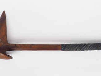 Vente aux enchères Casse-tête Kanak, Nouvelle Calédonie Bois dur à patine brune, cotonnad