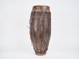 Vente aux enchères Tambour, provenance indéterminée Bois à patine brune, cuir H. 61 cm.  