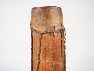 Vente aux enchères Tambour, provenance indéterminée Bois à patine claire, cuir H. 125 cm.
