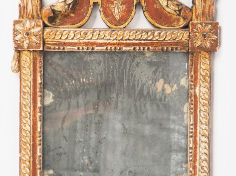 Miroir Louis XVI en bois sculpté rouge et doré à décor de piastres, de
