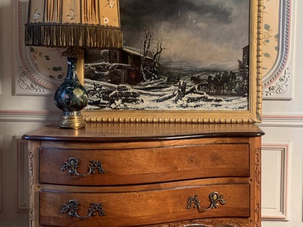 Paire de commodes Régence en noyer mouluré et sculpté, à décor de roca