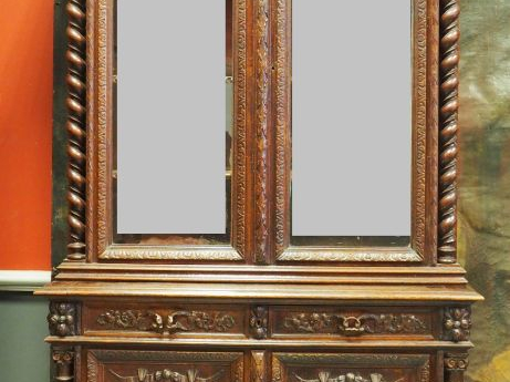 Buffet deux corps Napoléon III en chêne mouluré et sculpté à décor de 
