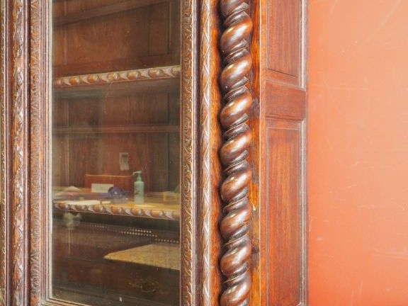 Buffet deux corps Napoléon III en chêne mouluré et sculpté à décor de 