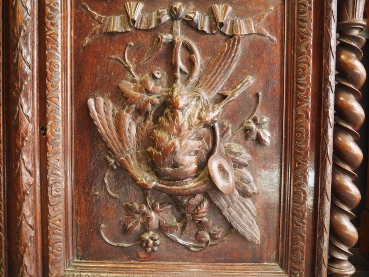 Buffet deux corps Napoléon III en chêne mouluré et sculpté à décor de 