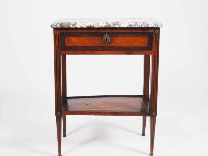 	Console Louis XVI en marqueterie, à décor de cannelures en trompe l’œ