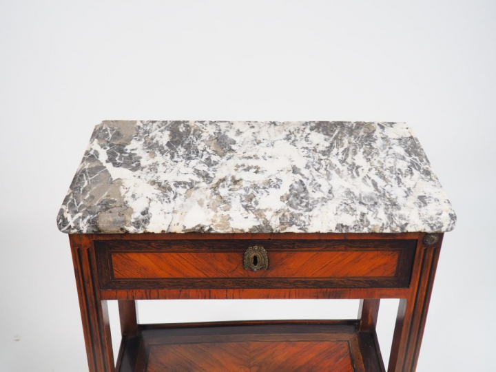 	Console Louis XVI en marqueterie, à décor de cannelures en trompe l’œ