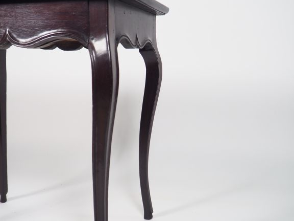 	Table cabaret Louis XV en acajou mouluré, plateau violonné, pieds cam